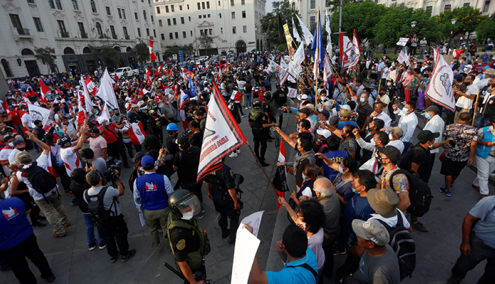 Cientos marchan en Lima y piden a gritos la renuncia de presidente ...