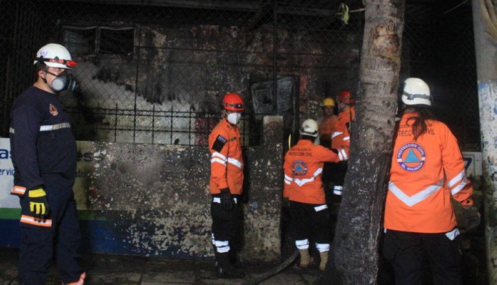 Rescatan a una persona con quemaduras graves tras incendio en venta de ...