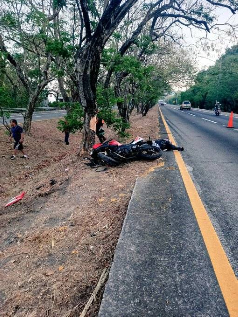 Motociclista muere tras chocar contra un árbol en autopista Comalapa ...