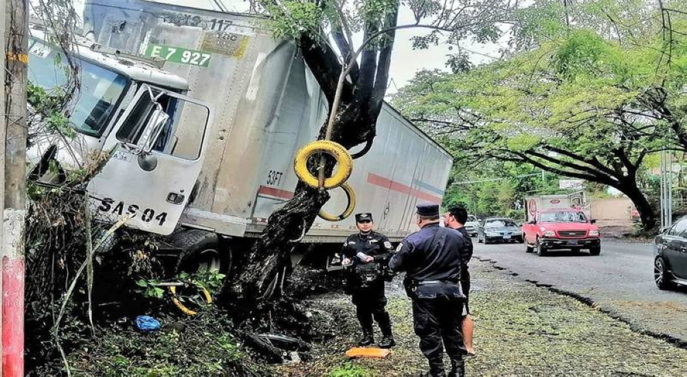 Conductor de rastra se duerme al volante y provoca accidente en Chinameca
