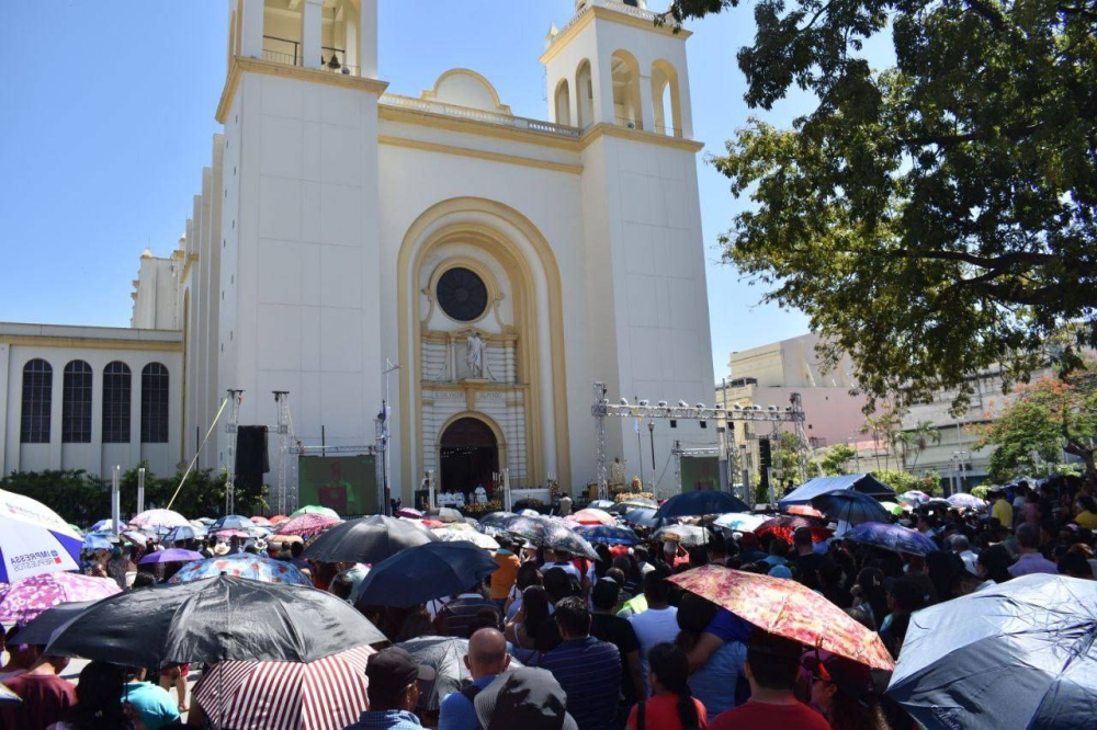 Feligreses celebran la misa en honor al Divino Salvador del Mundo