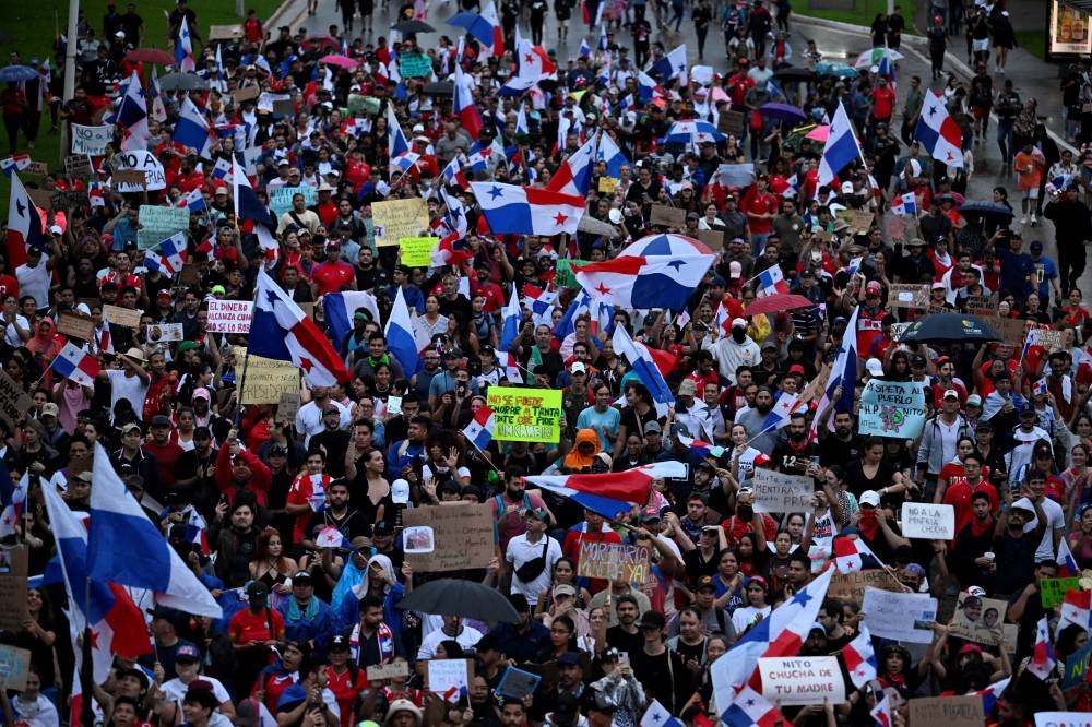 Miles de personas salen a las calles por quinto día consecutivo en ...