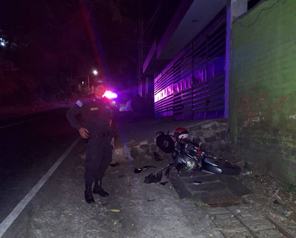 Motociclista muere tras chocar contra un muro en Sonsonate