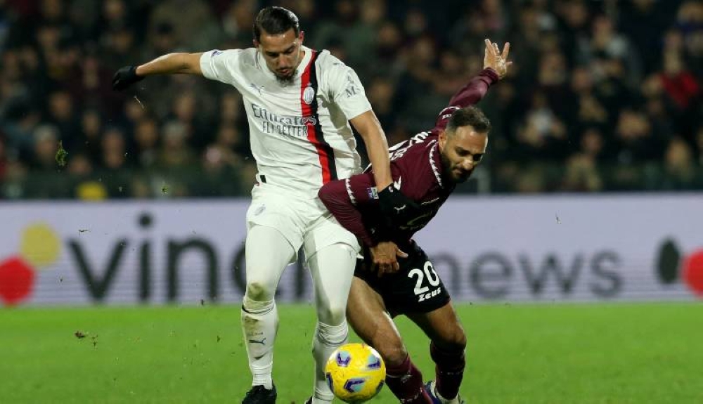 Milán vuelve a tropezar y se aleja del liderato de la Serie A