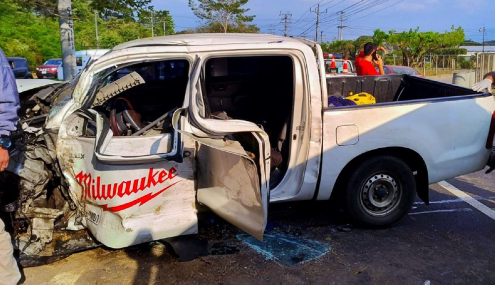 Dos lesionados tras choque de un pick up contra un árbol en carretera a ...