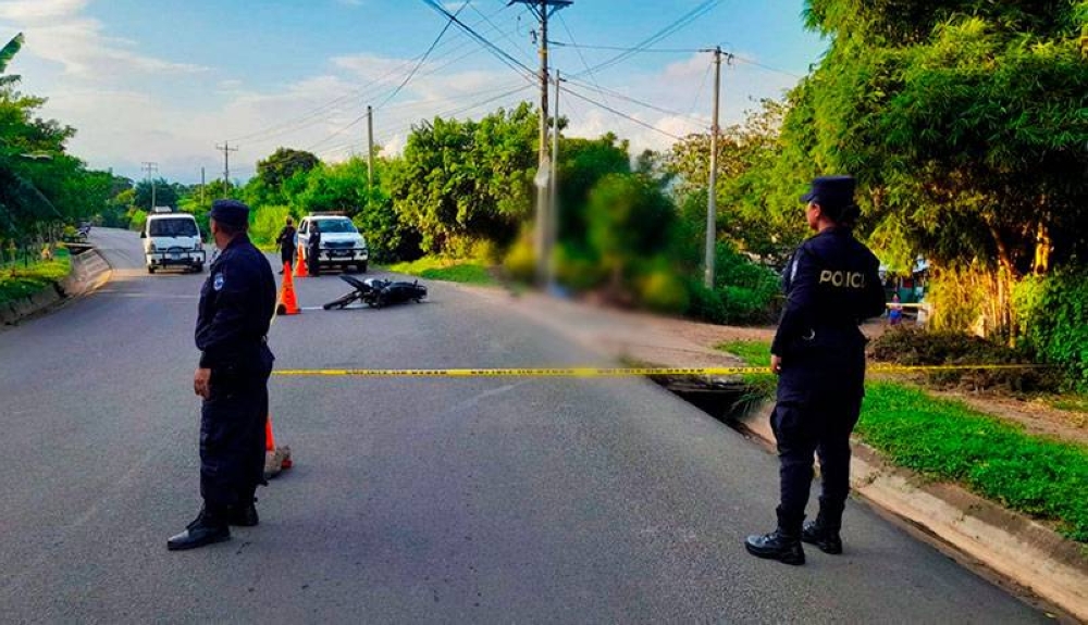 Motociclista muere al chocar contra un poste en Sata Ana