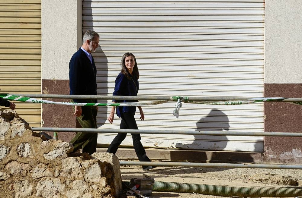 Los reyes de España son aplaudidos al volver a la zona devastada en ...