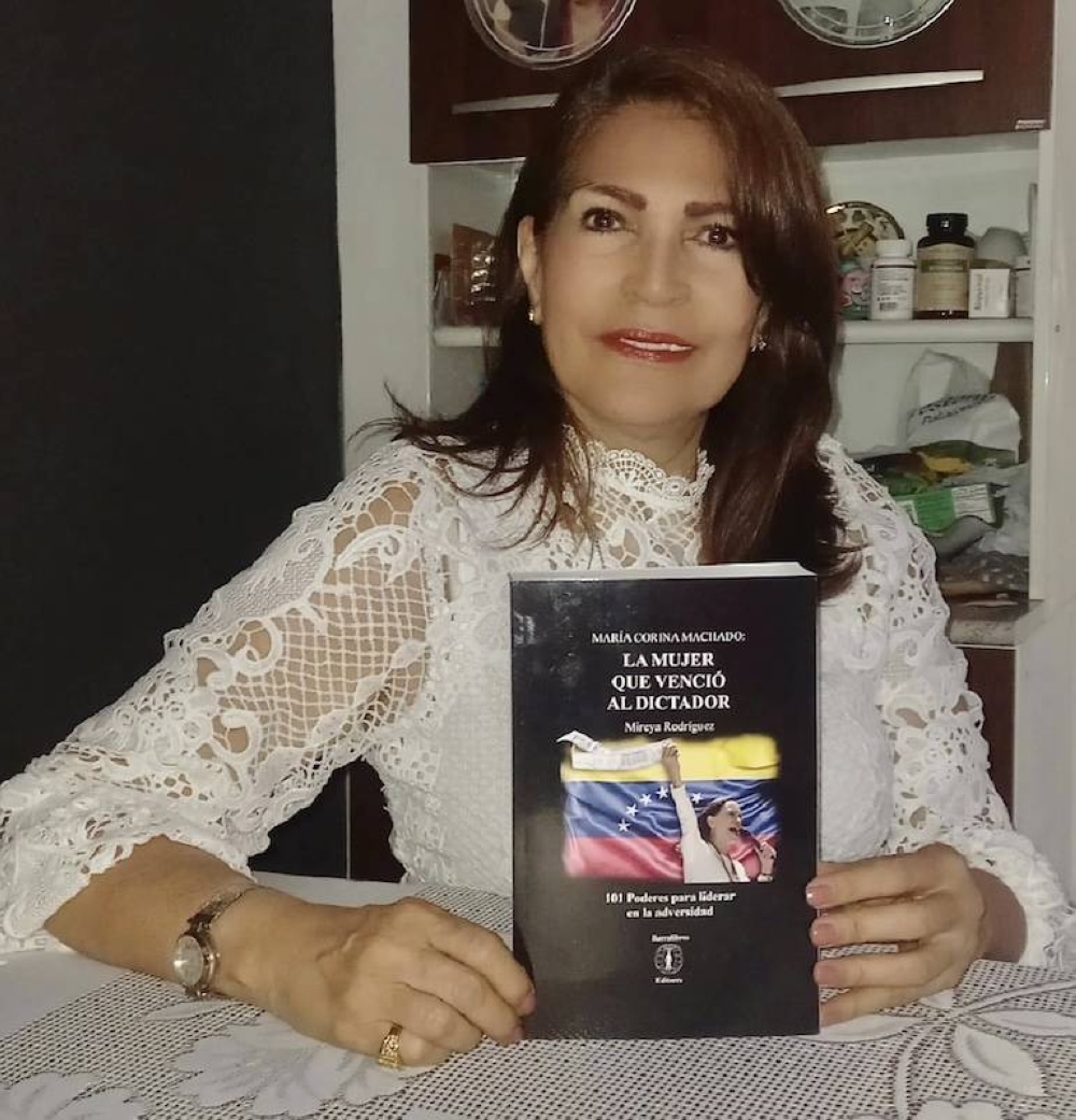 Mireya Rodríguez con su libro "La Mujer que venció al dictador".