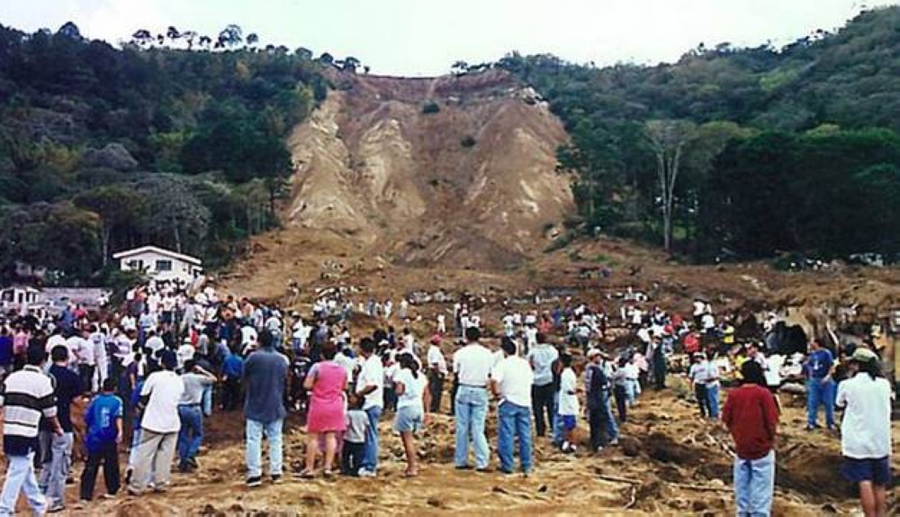 Cientos de personas quedaron sepultadas en el alud de tierra de Las Colinas, en 2001. Otros centenares de personas ayudaron en su búsqueda. / Cortesía de Cruz Roja