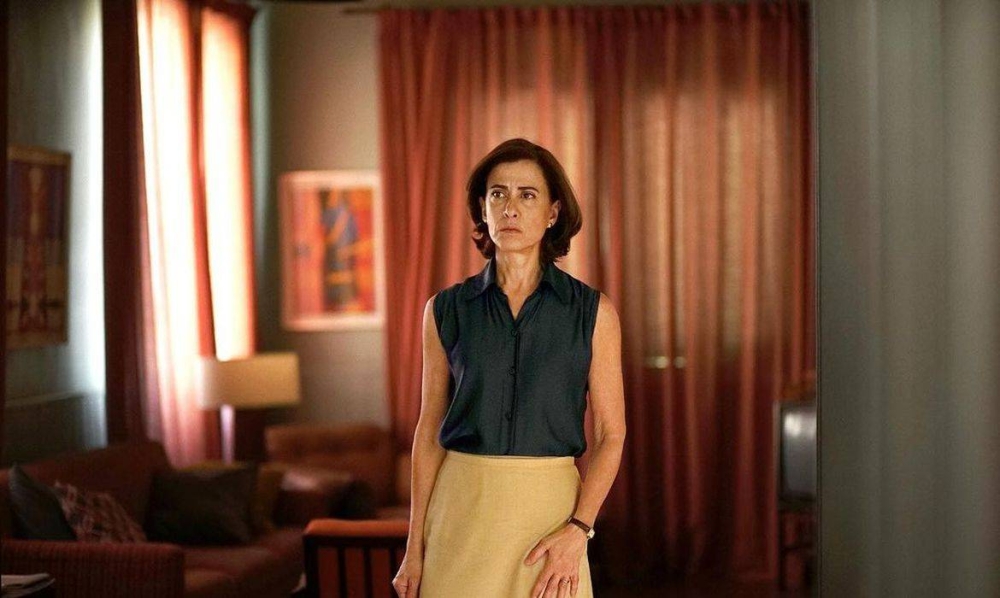 Un visitante observa la tumba de Eunice Paiva en Sao Paulo, Brasil. Photo by Carlos FABAL / AFP