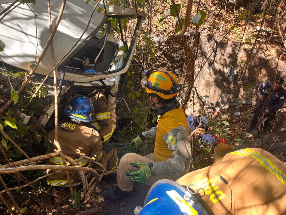 Dos personas se encontraban en el camión cuando ocurrió el accidente/ Foto cortesía Comandos de Salvamento.