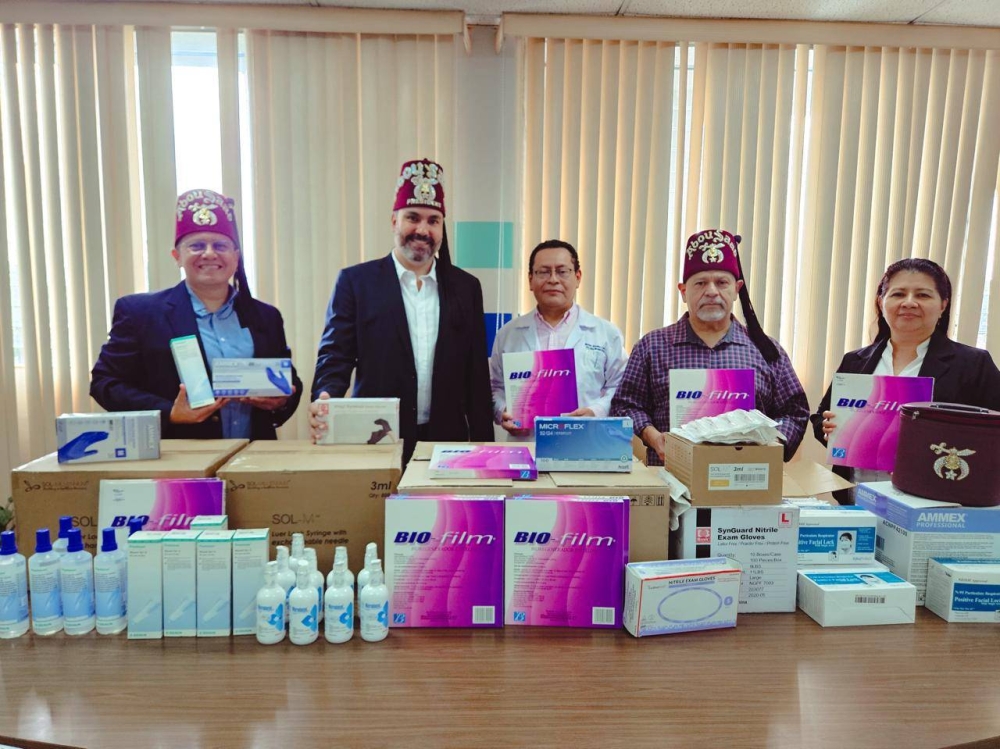 Juan Carlos Otaegui, presidente de la Asociación Shriners El Salvador junto a un médico del hospital Bloom. / Cortesía.