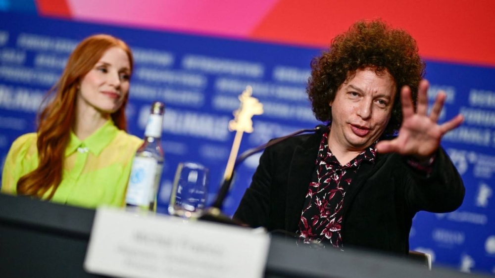 El actor y balletista Isaac Hernández, el director, guionista y productor Michel Franco, la actriz Jessica Chastain y el actor Rupert Friend en la 75a Berlinale, este sábado. Photo by Stefanie LOOS / AFP