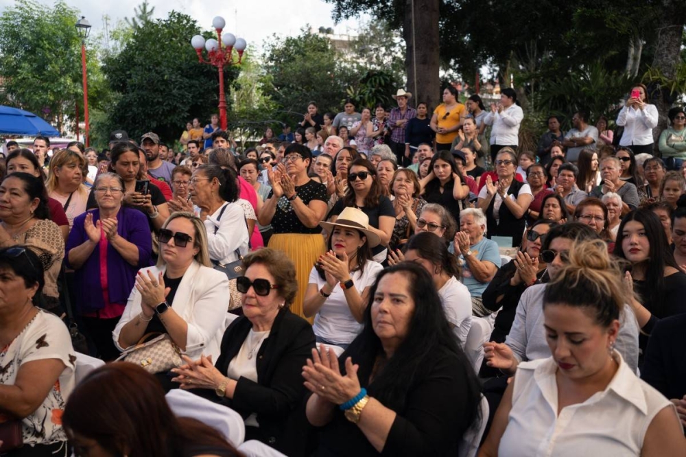 Fans despiden a Paquita en Alto Lucero. Photo by VICTORIA RAZO / AFP
