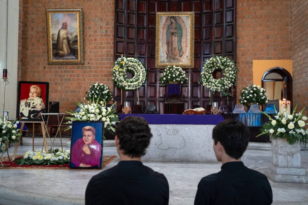 Junto a la imagen de la Virgen de Guadalupe. Photo by VICTORIA RAZO / AFP