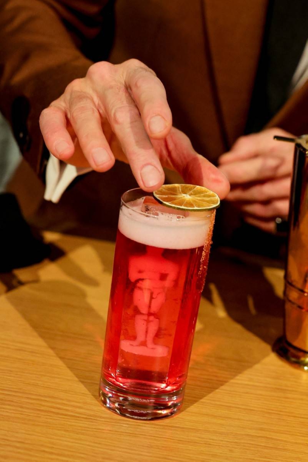 Charles Joly prepara drinks para los periodistas en Hollywood, California. Photo by Maya Dehlin Spach / GETTY IMAGES NORTH AMERICA / Getty Images via AFP