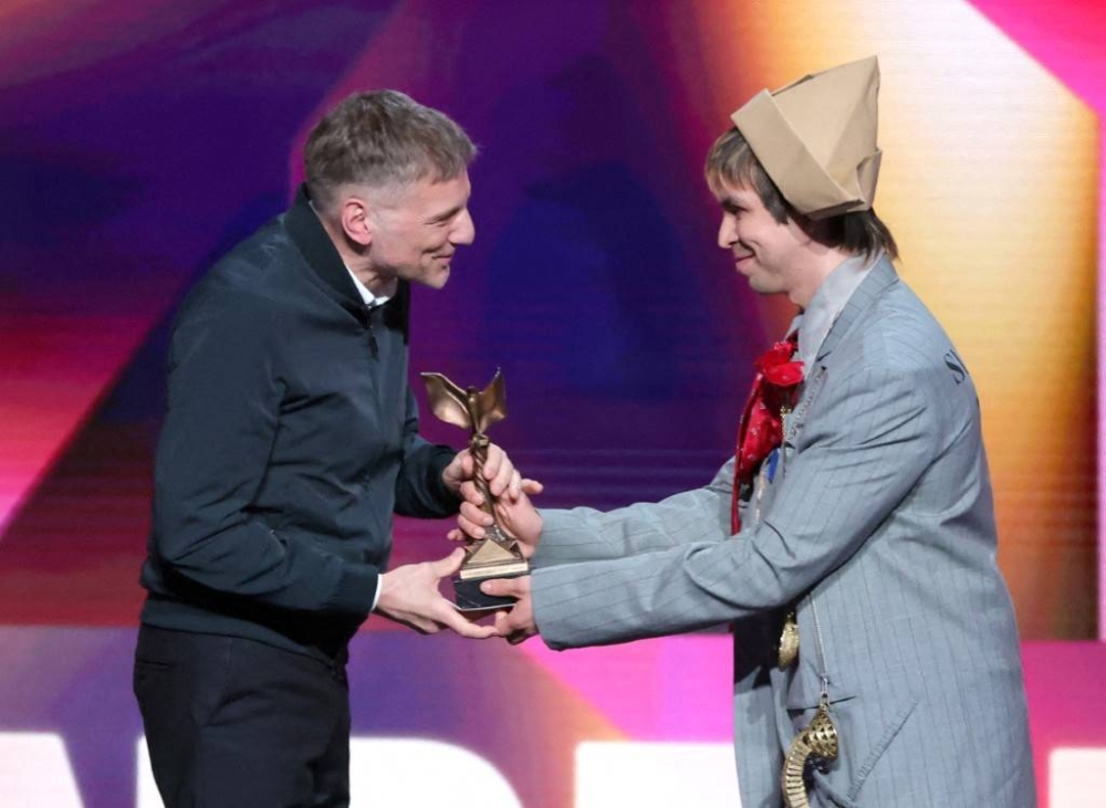 Hansjörg Weißbrich aceptó el premio a Mejor Edición por 'September 5', de manos de Julio Torres. Photo by KEVIN WINTER / GETTY IMAGES NORTH AMERICA / Getty Images via AFP