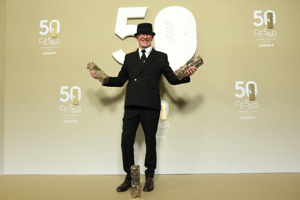 El director francés Jacques Audiard posa con los máximos premios de la noche para 'Emilia Perez', declarada Mejor Película del 2024 en Francia. Photo by Thomas SAMSON / AFP