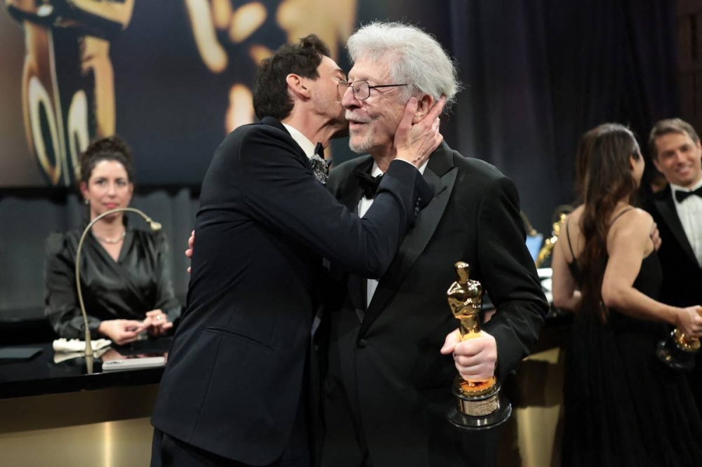 Adrien Brody, el Mejor Actor, muestra cariño a su padre Elliot Brody tras su victoria con 'El Brutalista'. Photo by Monica Schipper / GETTY IMAGES NORTH AMERICA / Getty Images via AFP)