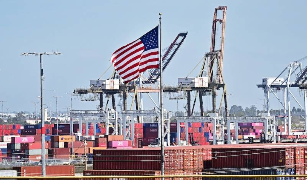 Los contenedores de carga se apilan en el puerto de Long Beach el 4 de marzo de 2025 en Long Beach, California, mientras entran en vigor los aranceles del presidente estadounidense Donald Trump a Canadá y México./ AFP