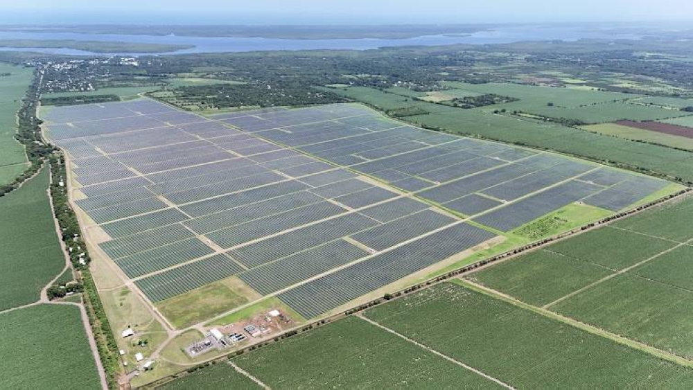 Celebración de 10 años de operaciones de la sociedad de origen francés Neoen, el mayor generador fotovoltaico de El Salvador. /Neoen