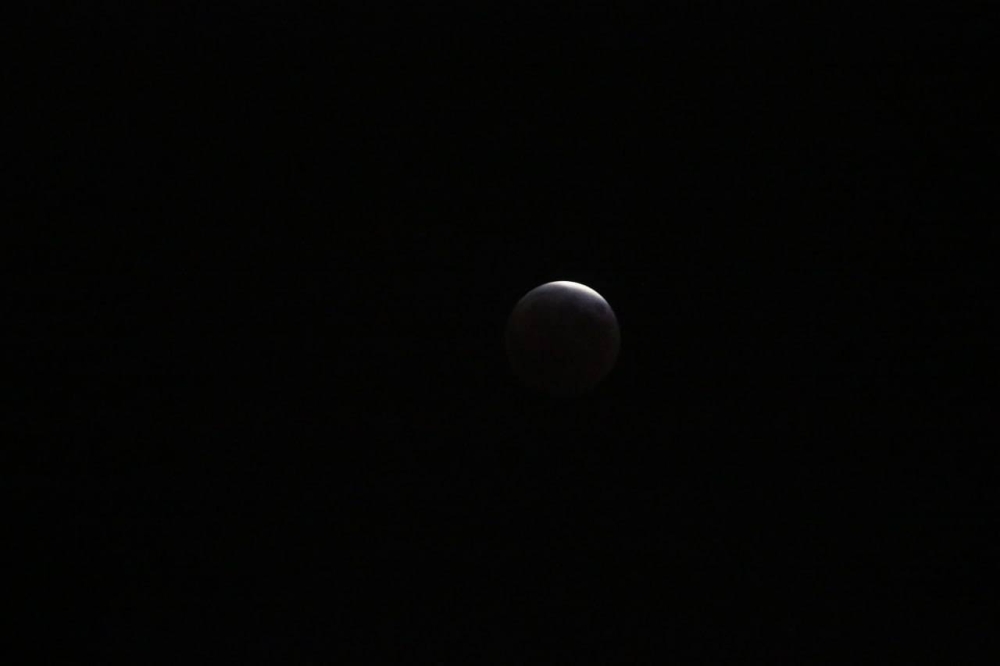 Una pequeña porción de luz de la Luna se logra observar antes de llegar a su fase total la madrugada de este 14 de marzo.  Francisco Valle.