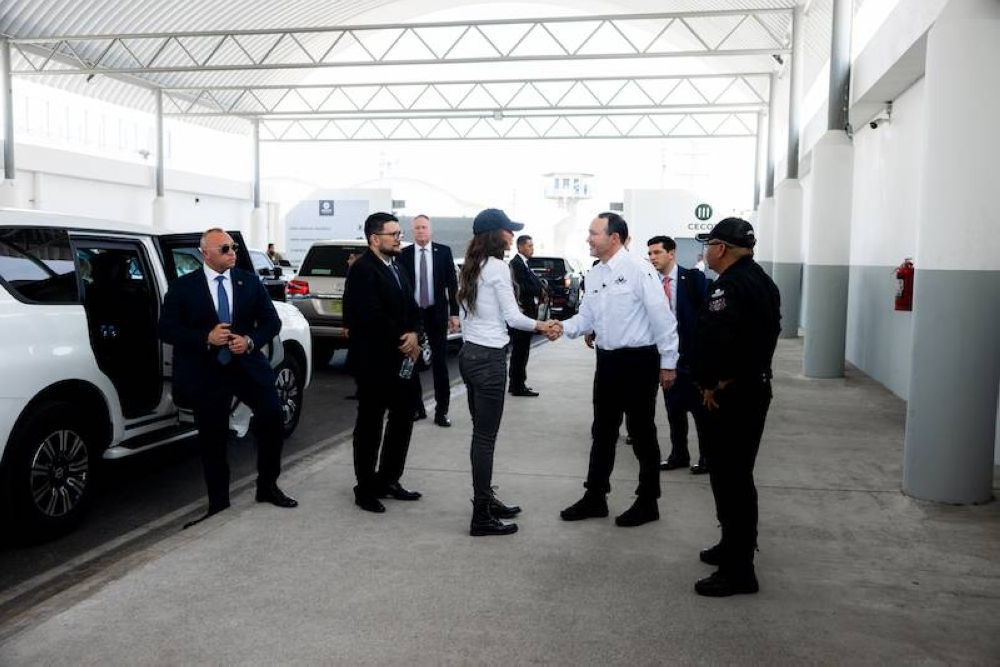 La secretaria de Seguridad Nacional, Kristi Noem, saluda al ministro Gustavo Villatoro. / Presidencia de El Salvador.