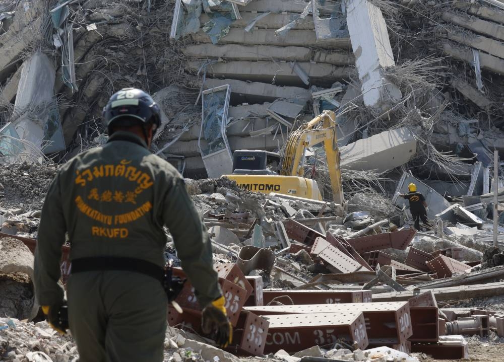 FOTODELDÍA BANGKOK (Tailandia), 28/03/2025.- Rescatistas buscan supervivientes del derrumbe de un edificio tras un terremoto en Bangkok, Tailandia, este viernes. Un terremoto de magnitud 7.7 sacudió Myanmar, según el Servicio Geológico de Estados Unidos (USGS), y se sintieron temblores en la vecina Tailandia.EFE/ Narong Sangnak