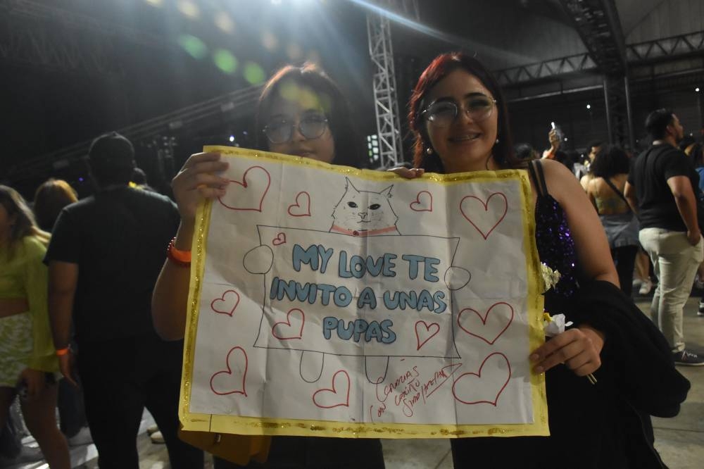 El cantante Siddharta autografió la pancarta a dos de sus fans.