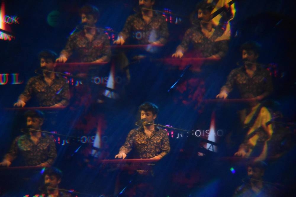 Julio Isa, cantante argentino, le abrió el concierto a Siddhartha.