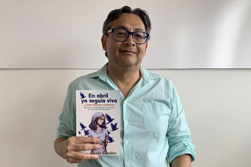 ‘En abril yo seguía viva’ es el más reciente libro de González, en el que muestra 21 relatos sobre la realidad de los presos políticos en Nicaragua bajo el régimen de Daniel Ortega y su esposa, Rosario Murillo. EFE/ Douglas Marín