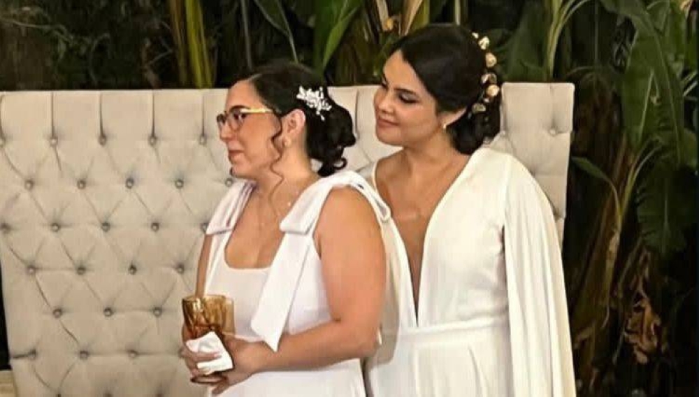 Camila fue entregada por su padre.