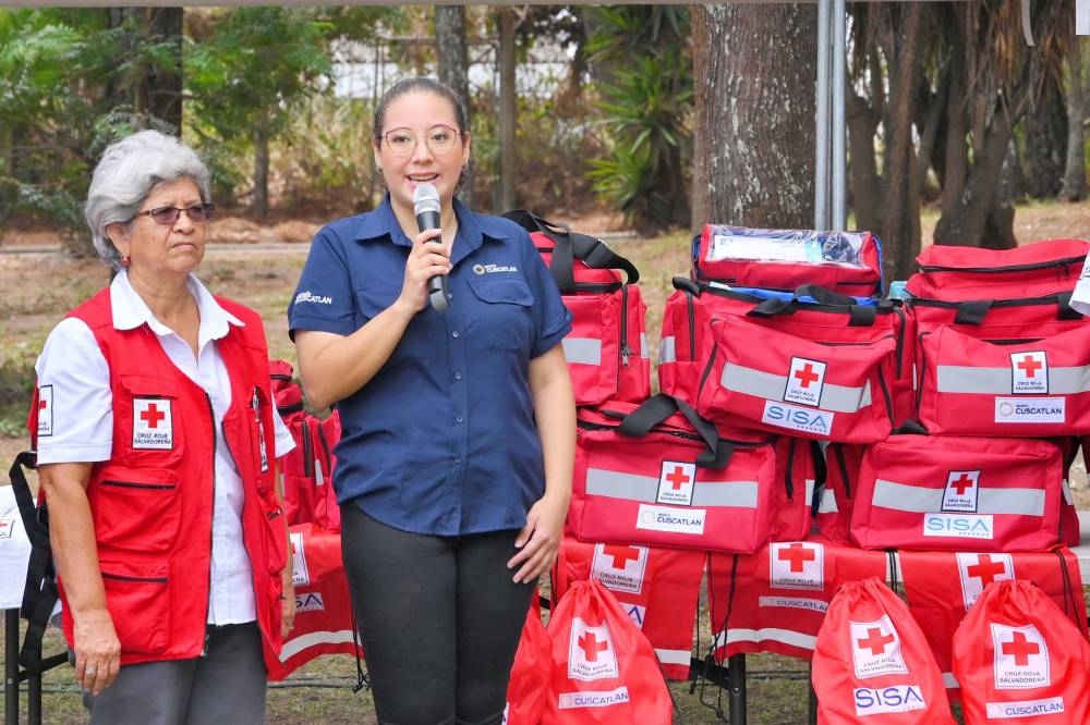Evelyn Pozas, coordinadora de Relaciones Corporativas y Responsabilidad Social Empresarial de Banco CUSCATLAN, destacó el compromiso de la institución con la seguridad de las familias salvadoreñas durante esta temporada de alta movilidad. / Foto cortesía.