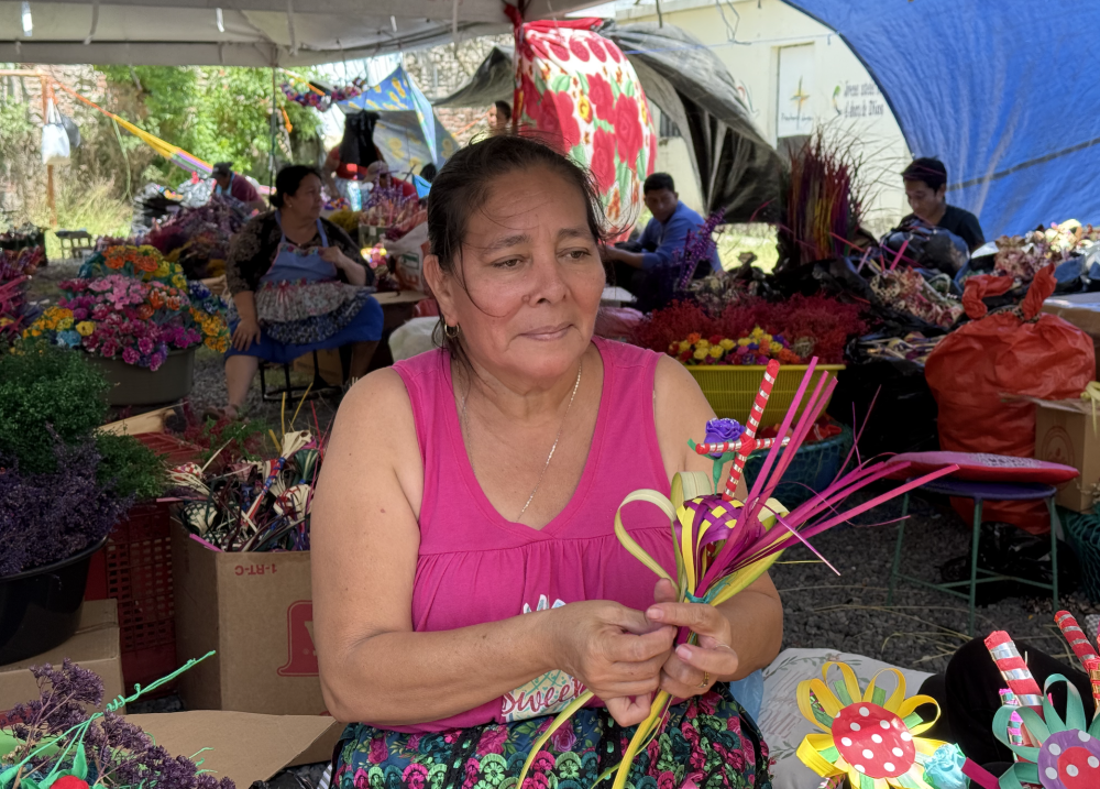 Palmas trenzadas y de colores son comercializadas en el lugar donde partirá la procesión del Domingo de Ramos. David Barraza.