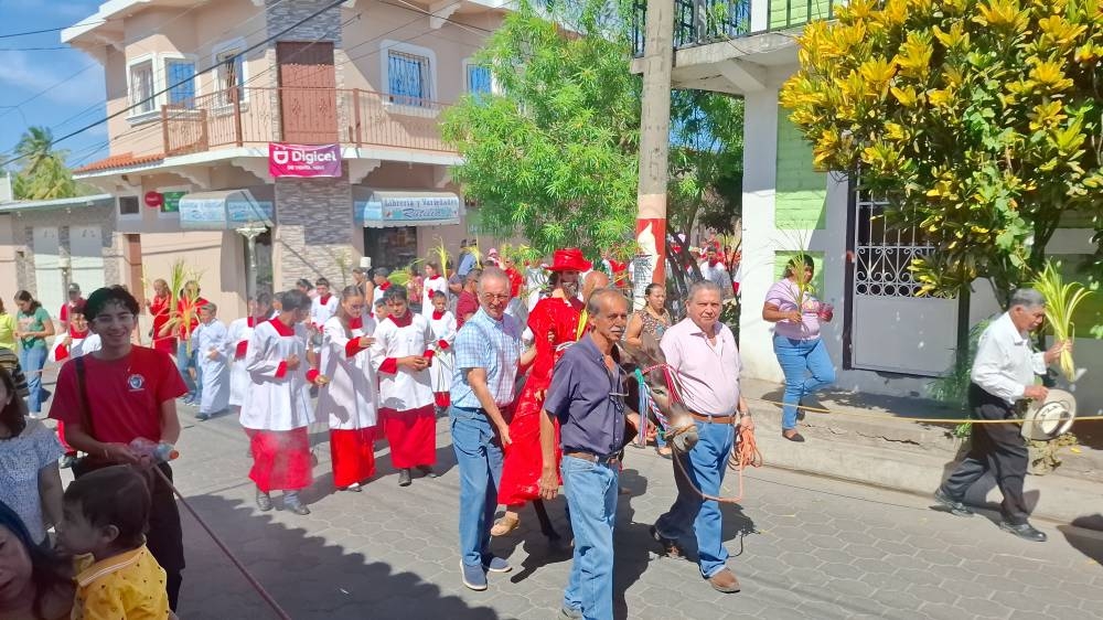 En Tejutepeque, Cabañas, también la procesión del Domingo de Ramos se hace con un burrito que carga la imagen de Jesús. / Iliana Cornejo. 