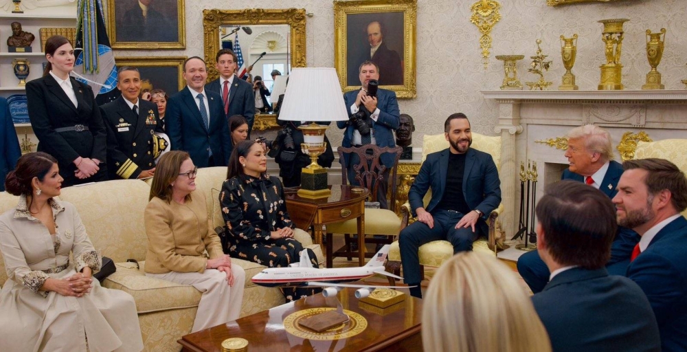 Gustavo Villatoro, ministro de Justicia y Seguridad, atrás de la secretaria de Comunicaciones, Sofía Medina, quien está junto a Nayib Bukele, en la reunión con Donald Trump, este 14 de abril. / EFE.
