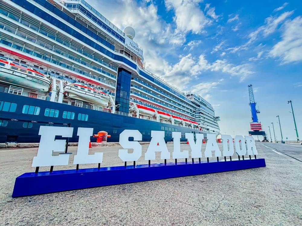 Cruceristas en un recorrido en Joyas de Cerén. /Mitur