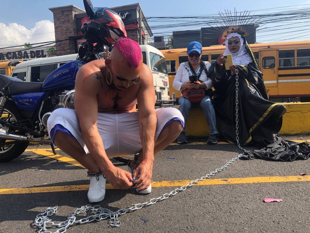 Lady Drag representó a un hijo preso y una madre sufriendo por ello. / Francisco Valle