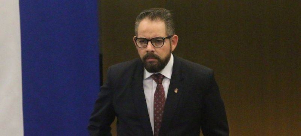 Franklin Nolasco, quien aspira a la reelección como presidente del Tribunal de Servicio Civil, junto al presidente legislativo, Ernesto Castro. / DEM.