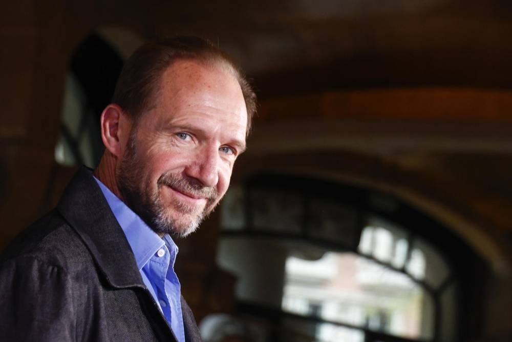 El actor británico Ralph Fiennes, acompañado por el director Uberto Pasolini (d) y la actriz española Ángela Molina (c), durante la presentación hoy en Barcelona de su película 'The Return', en el marco del BCN Film Fest y que supone una revisión realista del mito de Ulises. EFE/ Quique García