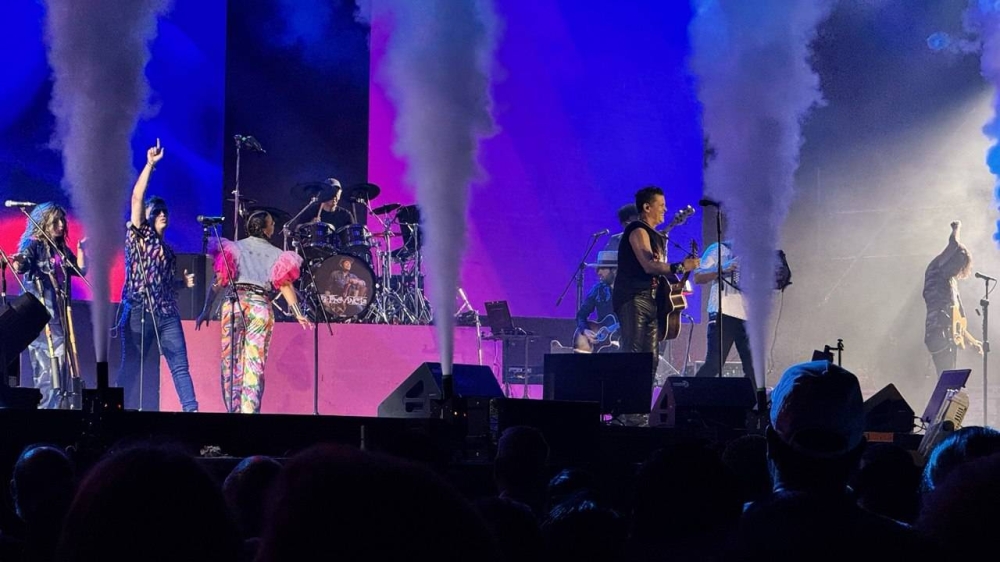 La energía volvió a encenderse con los ritmos alegres y las letras llenas de vida que han convertido a Carlos Vives en un referente de la música latina. 