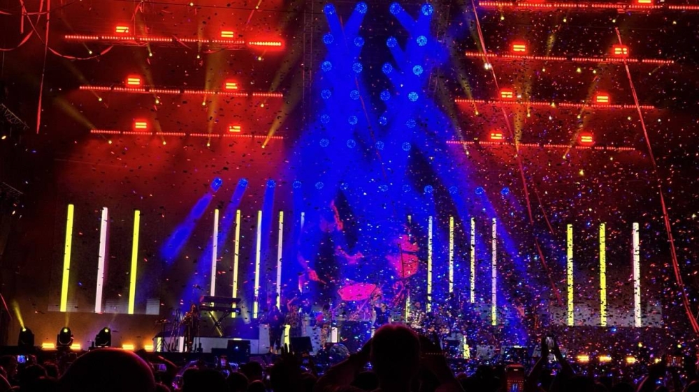 Vives se despidió en medio de la euforia y las primeras gotas de lluvia que se hicieron presente en el recinto y mientras los asistentes seguían interpretando sus éxitos. /Foto Jennifer Henríquez. 