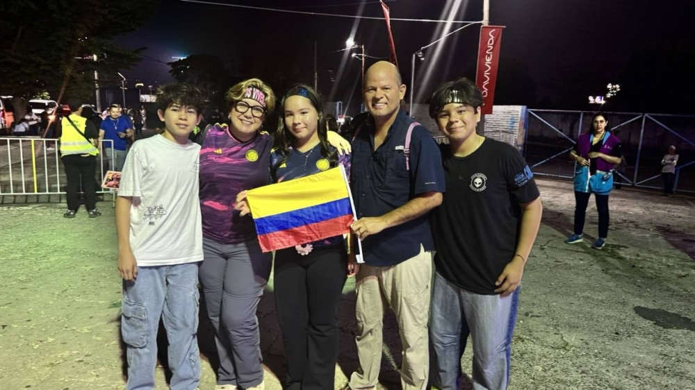 La diversidad de edades entre los asistentes fue una muestra del legado musical de Carlos Vives, cuyas canciones han trascendido generaciones, uniendo a familias enteras en torno a su música. /Foto Jennifer Henríquez.
