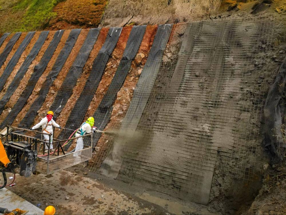 Obras Públicas trabaja en la construcción de muro soil nailing en los taludes. / @ObrasPublicasSV