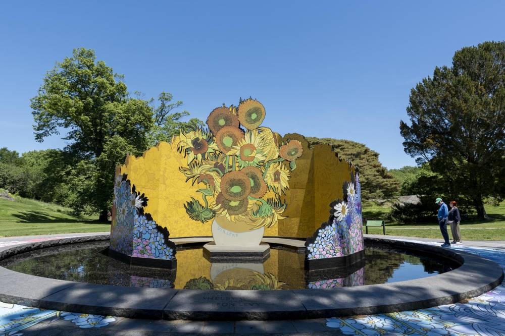 Fotografía de una obra durante la exposición Van Gogh's Flowers este martes, en el Jardín Botánico del Bronx. EFE/ Angel Colmenares