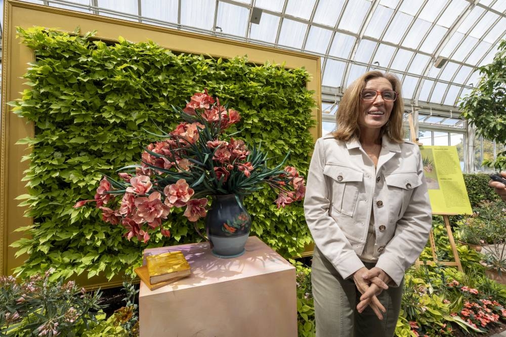 La artista plástica Amie Jacobsen posa frente a una de sus obras este martes, durante la exposición 'Van Gogh's Flowers'. EFE/ Angel Colmenares
