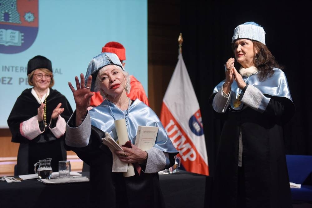 El rector de la UIMP, Carlos Andradas, inviste a la escritora Isabel Allende doctora honoris causa por la Universidad Internacional Menéndez Pelayo (UIMP), en el Instituto Cervantes. Fernando Sánchez / Europa Press