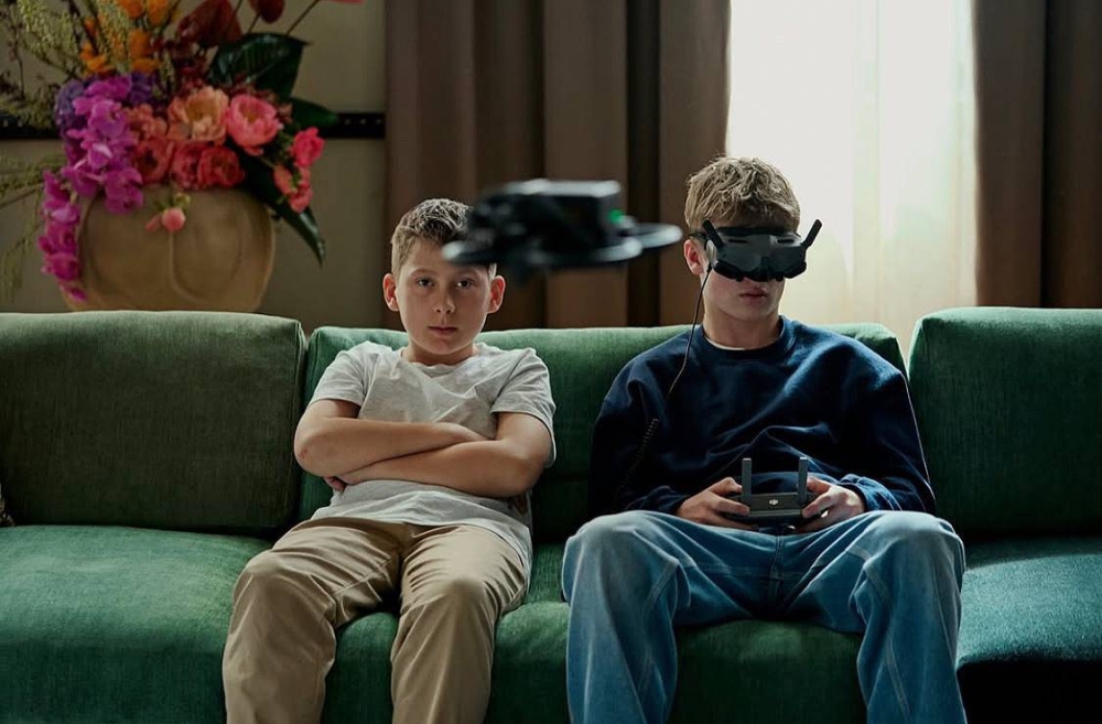 La serie da una pincelada al escabroso mundo de los incels, tema abordado también en “Adolescence” (2025).