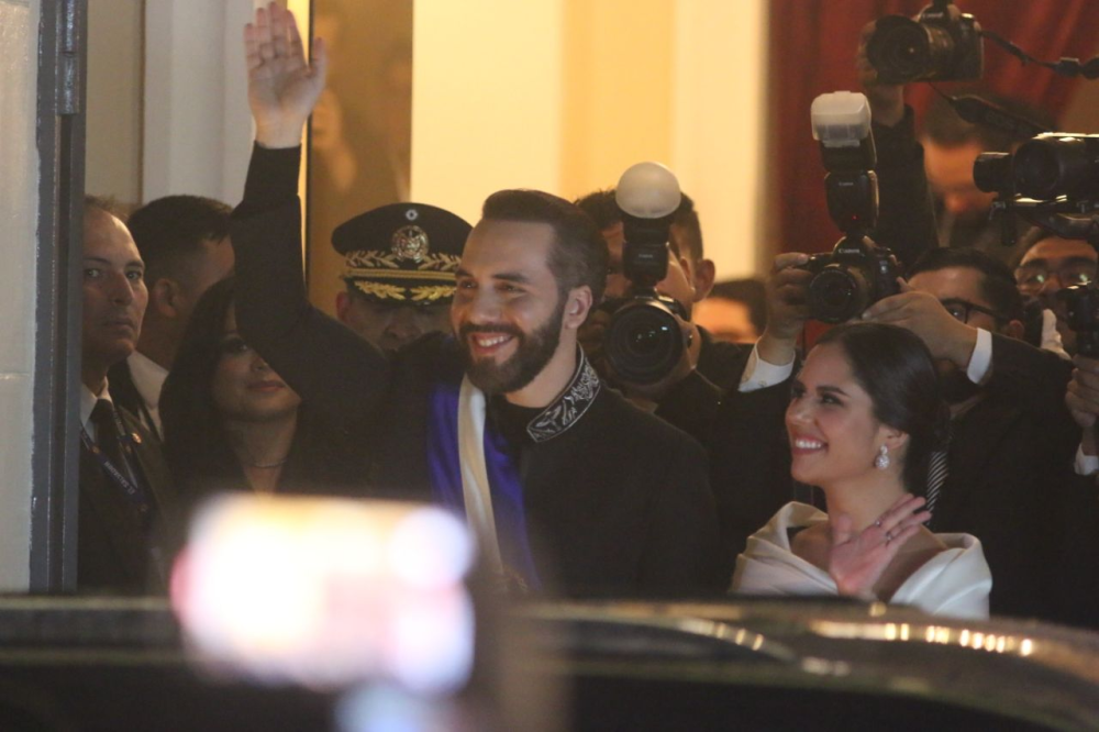 Seguidores de Bukele se apostaron frente al Teatro Nacional, desde donde el gobernante los saludó. / Lisbeth Ayala.