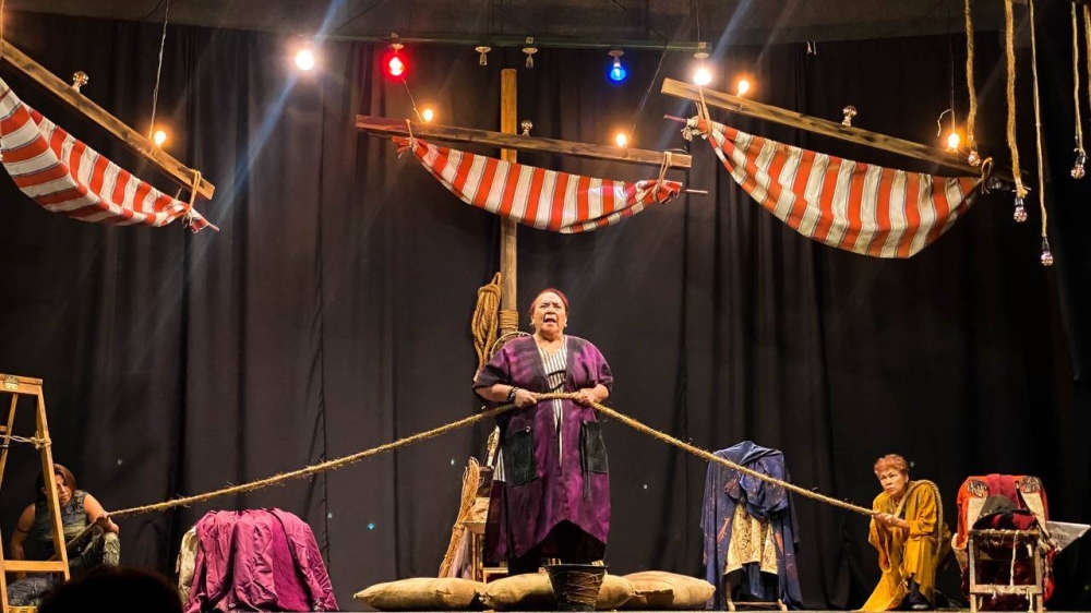 Rosario Ríos, Mercy Flores y Dinora Cañenguez son las actrices encargadas de darle vida a los personajes dentro de la obra.